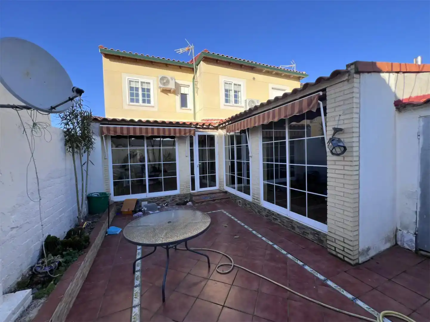 Vista exterior de Casa o xalet en venda en Los Cerralbos amb Aire condicionat i Balcó