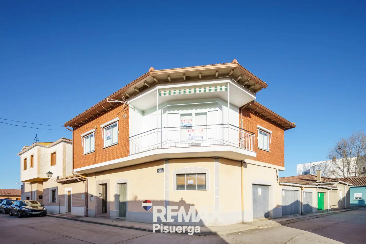 Vista exterior de Casa o xalet en venda en Venta de Baños amb Jardí privat, Terrassa i Traster