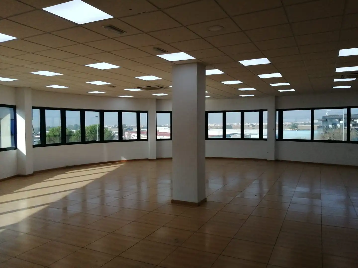 Oficina amb ascensor de lloguer a Periurbano Este - Campiña, imagen 10