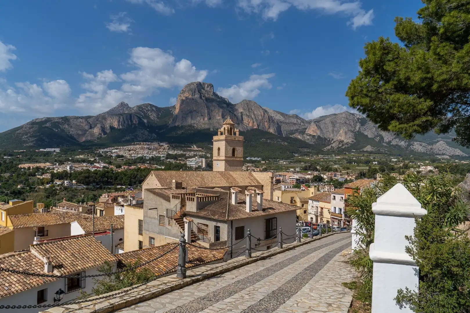 Vista exterior de Casa o xalet en venda en Polop amb Aire condicionat, Terrassa i Piscina