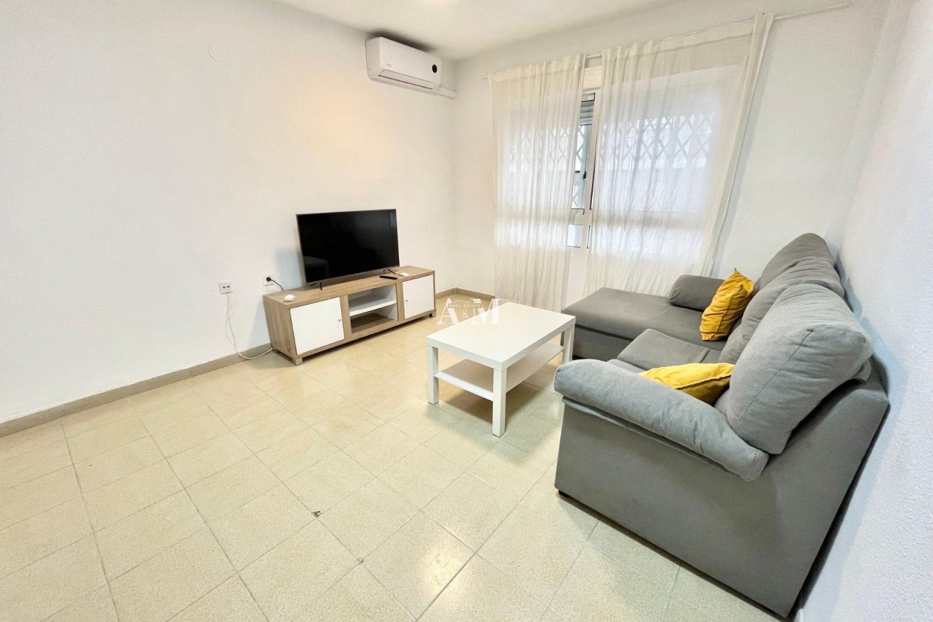 Sala d'estar de Planta baixa de lloguer en Torrevieja amb Aire condicionat, Calefacció i Moblat