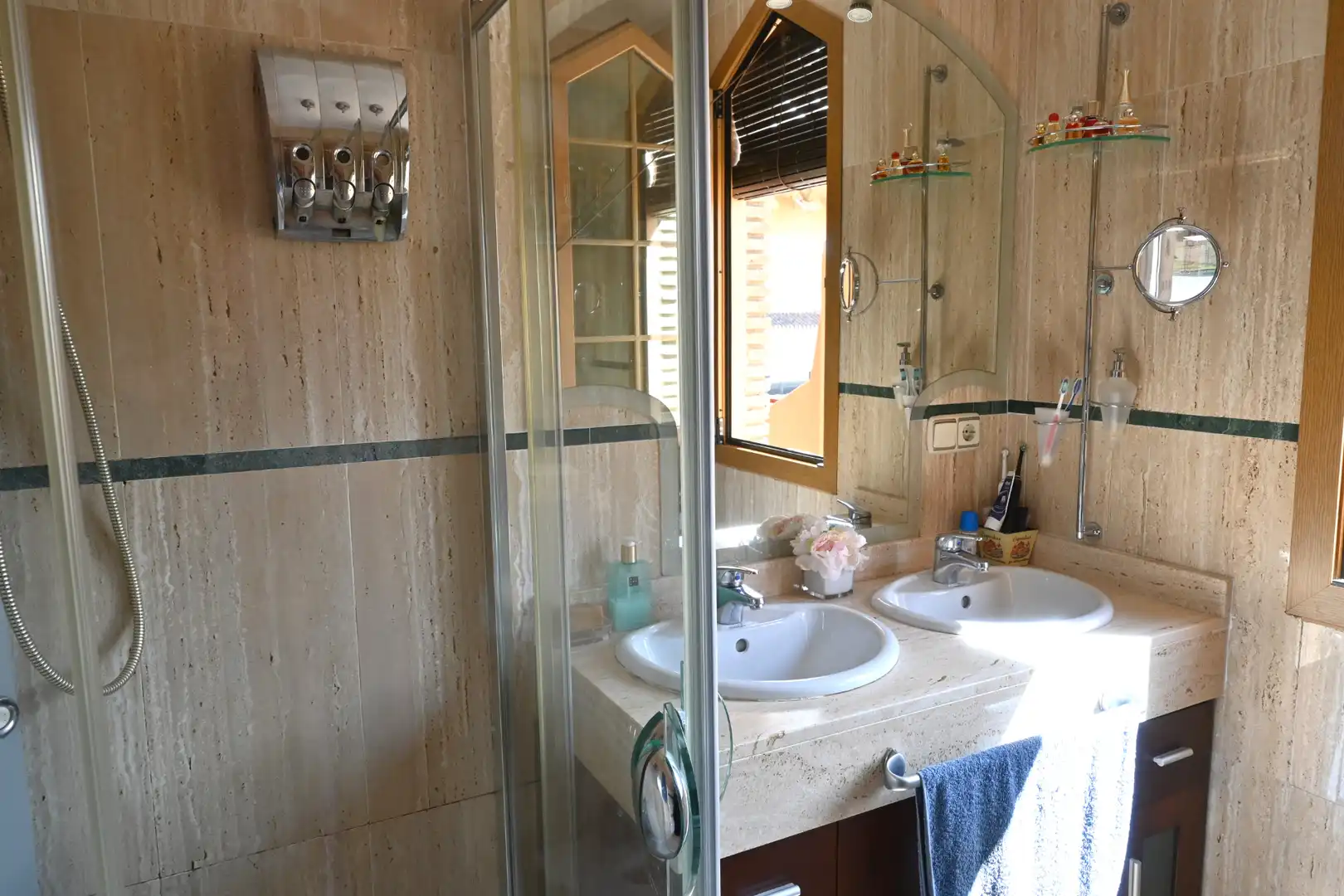 Baño de Casa adosada en venta en Las Gabias con Aire acondicionado, Calefacción y Terraza