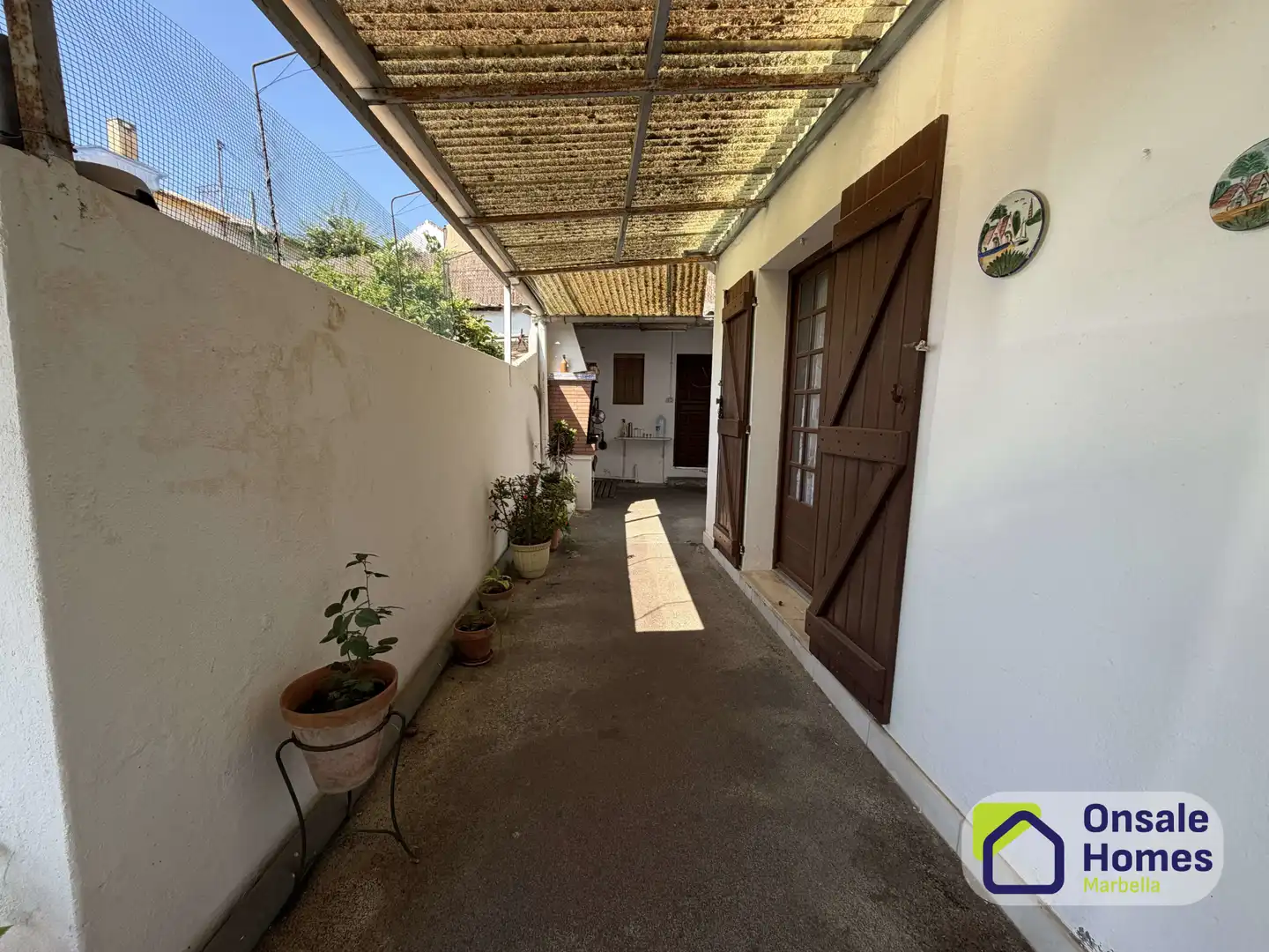 Vista exterior de Casa o xalet en venda en Estepona amb Jardí privat, Terrassa i Traster