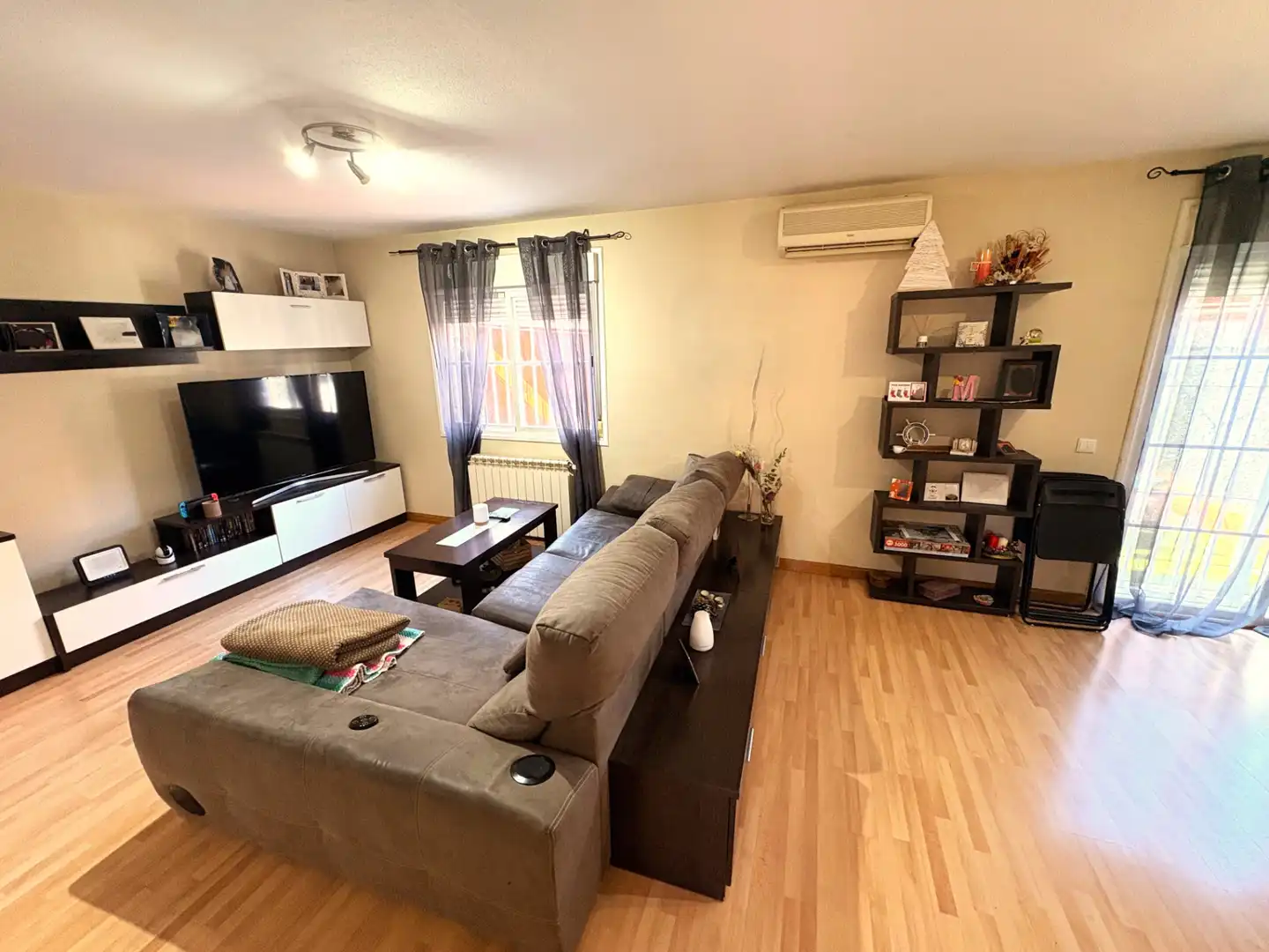 Sala de estar de Casa o chalet en venta en Loeches con Aire acondicionado, Calefacción y Parquet