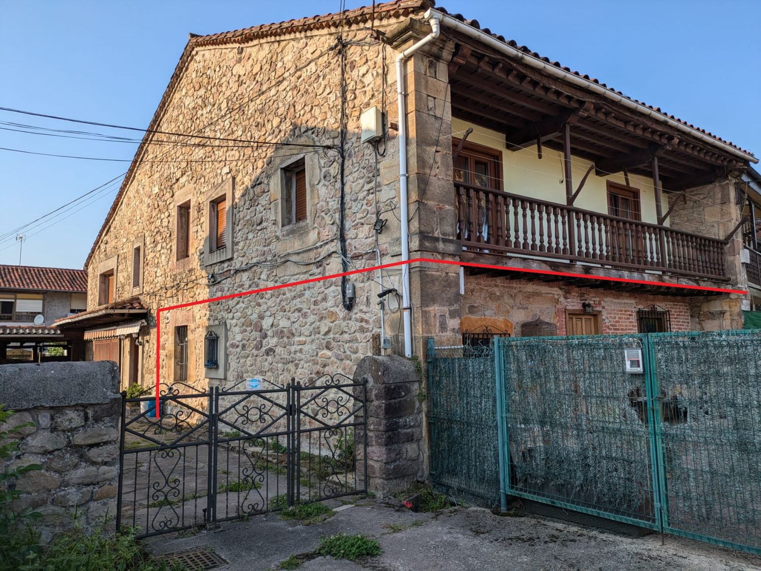 Vista exterior de Casa adosada en venda en Los Corrales de Buelna  amb Jardí privat i Parquet