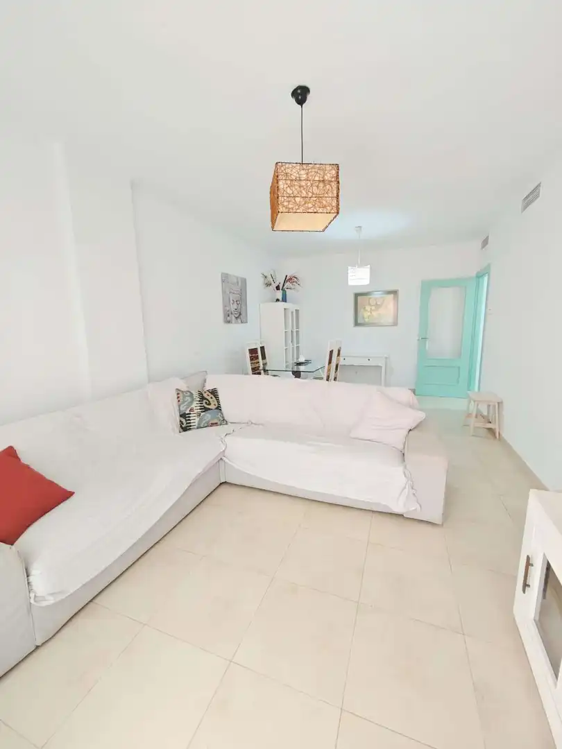 Sala de estar de Planta baja en venta en Vélez-Málaga con Terraza, Piscina y Amueblado
