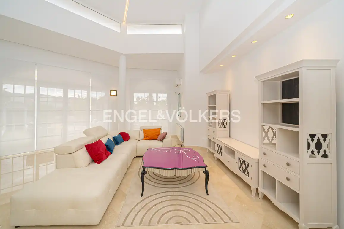 Sala d'estar de Casa o xalet en venda en L'Alfàs del Pi amb Aire condicionat, Jardí privat i Piscina