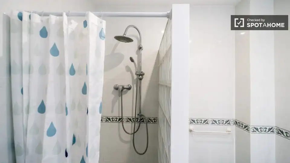 Baño de Piso de alquiler en Burjassot con Aire acondicionado, Calefacción y Amueblado