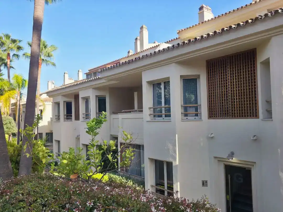 Vista exterior de Apartamento en venta en Marbella con Aire acondicionado, Piscina y Balcón