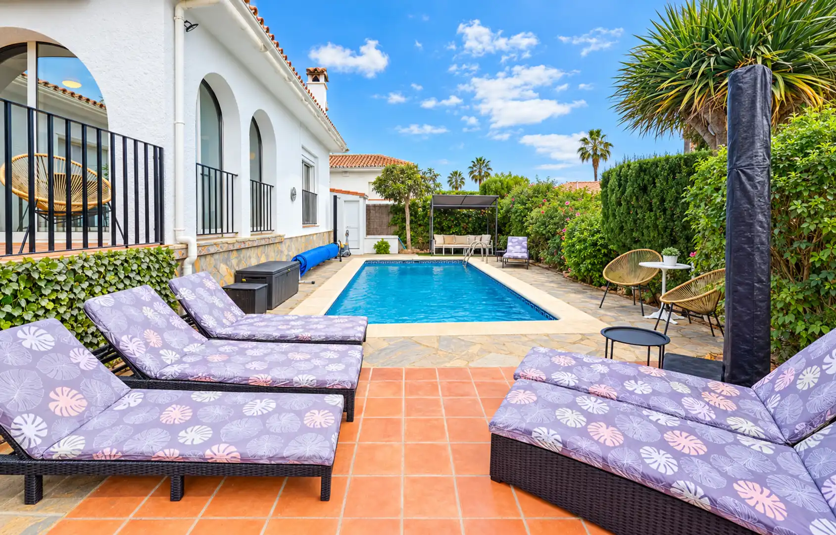 Exterior view of Houses for sale in La Duquesa