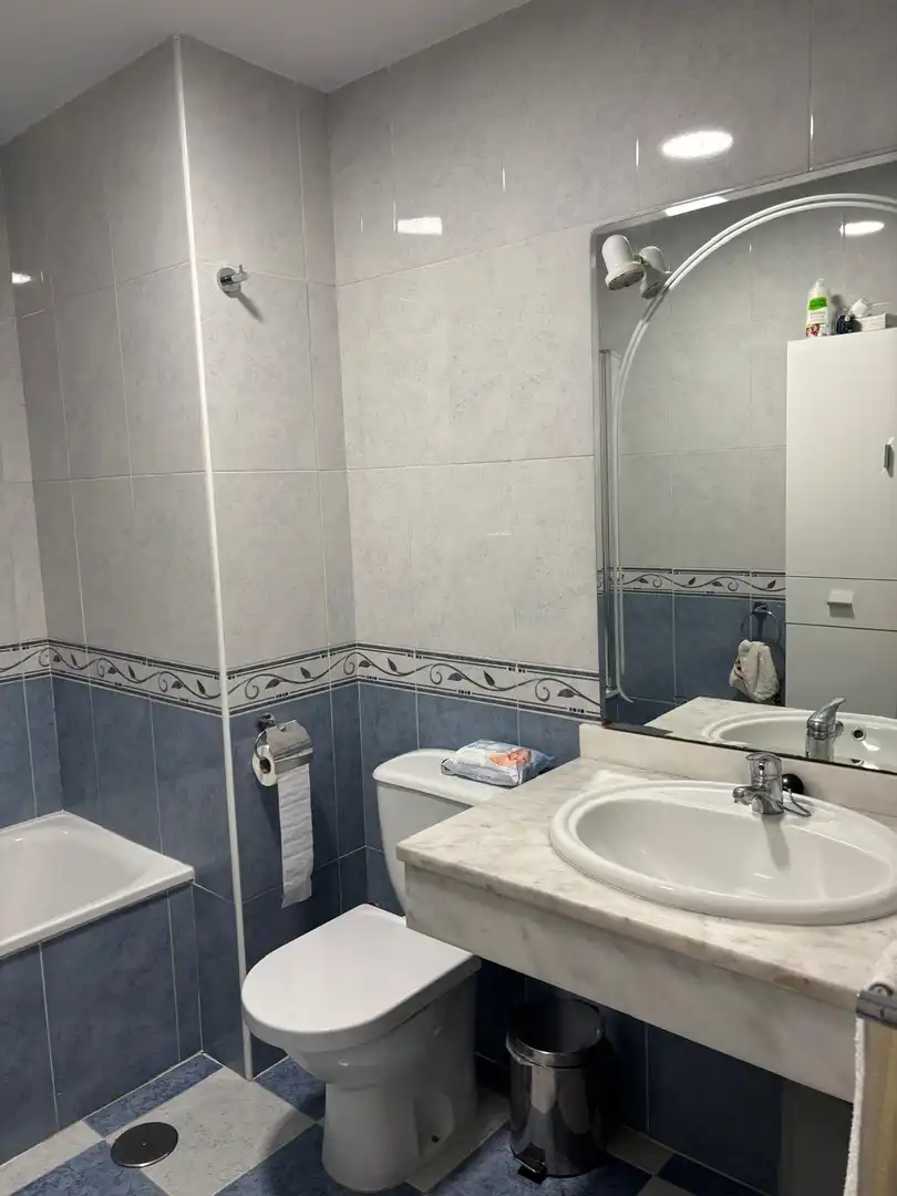 Bany de Apartament de lloguer en Estepona amb Aire condicionat, Calefacció i Terrassa