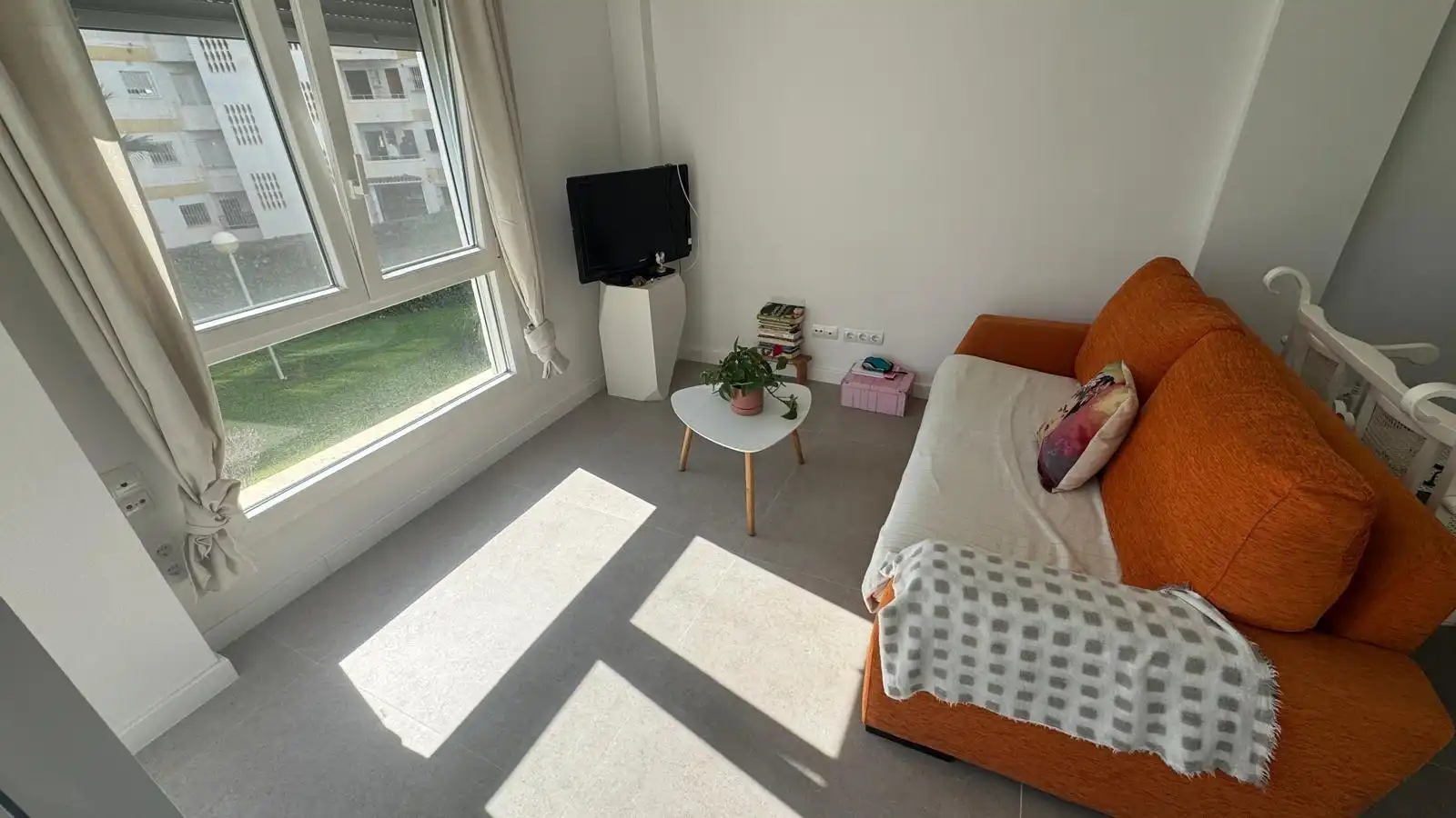 Wohnzimmer von Wohnungen zum Verkauf in Rincón de la Victoria mit Privatgarten, Terrasse und Möbliert