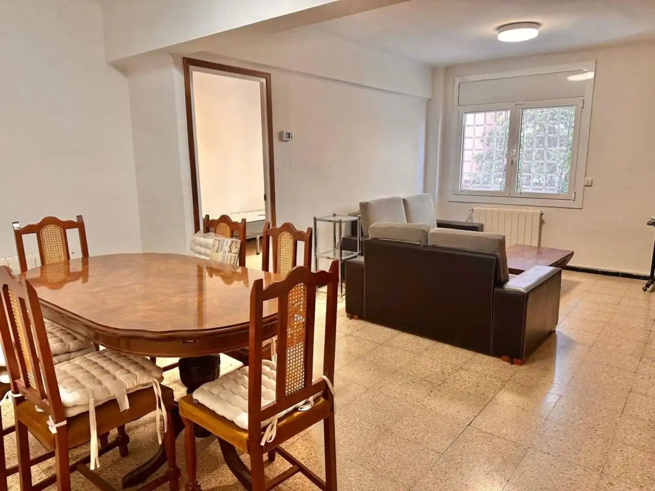 Comedor de Piso de alquiler en Girona con Calefacción, Terraza y Amueblado