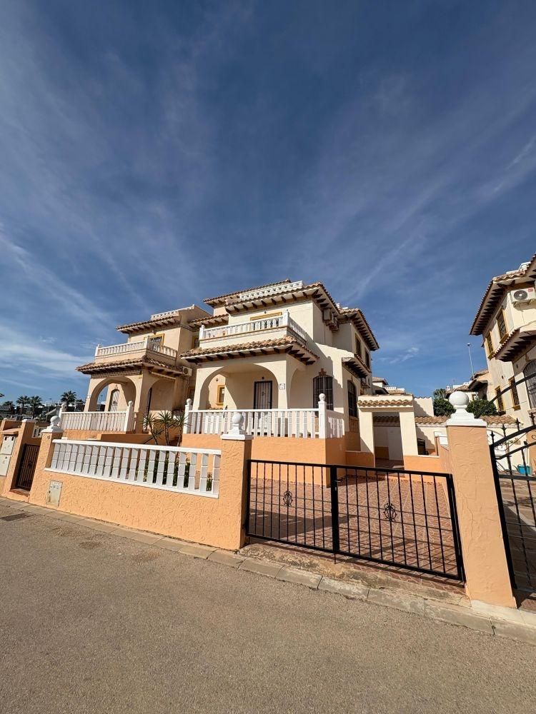 Exterior view of Single-family semi-detached for sale in Orihuela  with Air Conditioner, Heating and Private garden