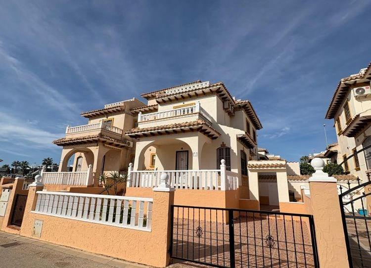Foto 1 de Casa adosada en venta en Lomas de Cabo Roig - Los Dolses, Alicante