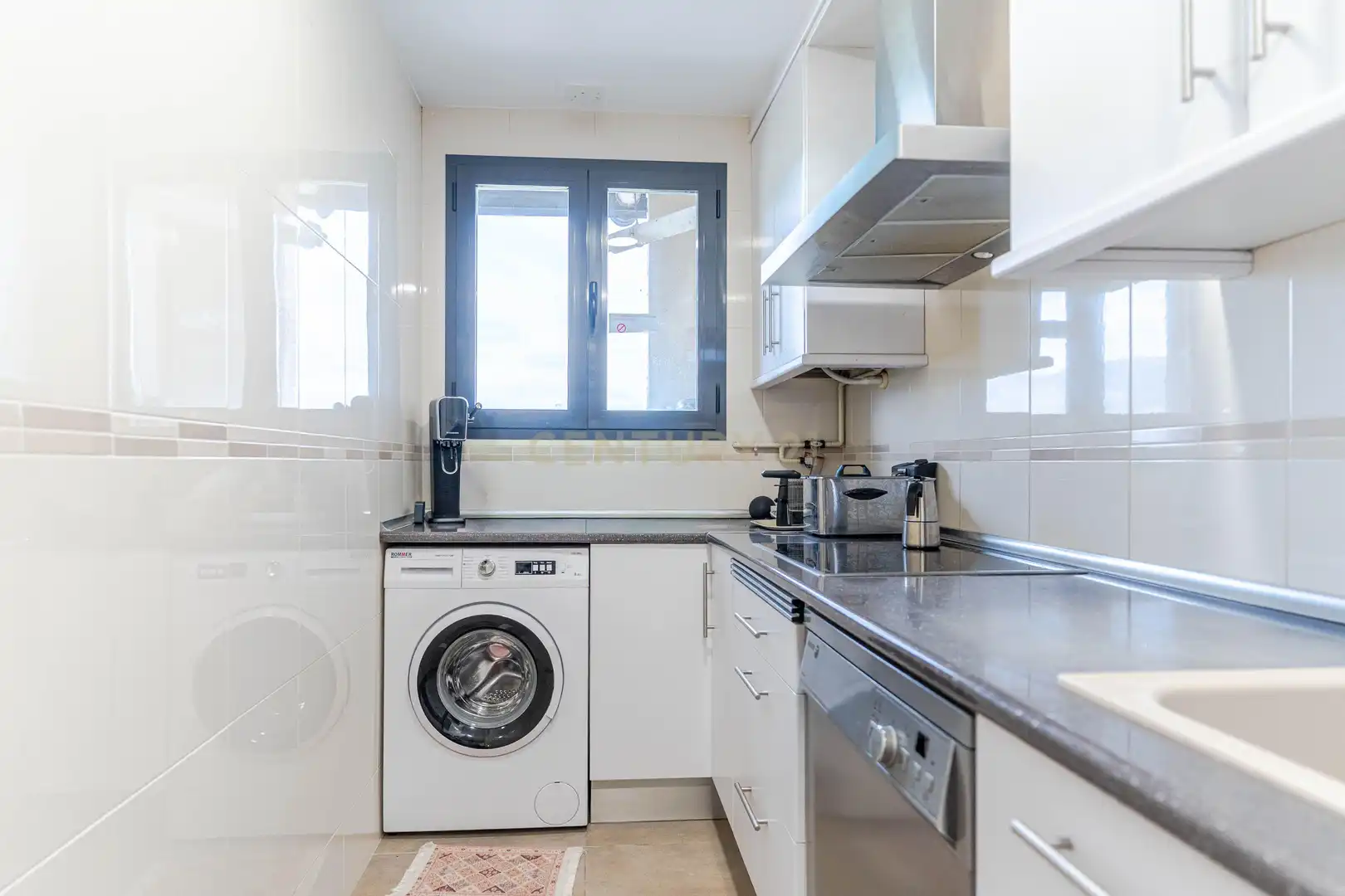 Cocina de Piso en venta en Granada con Jardín privado, Trastero y Piscina comunitaria