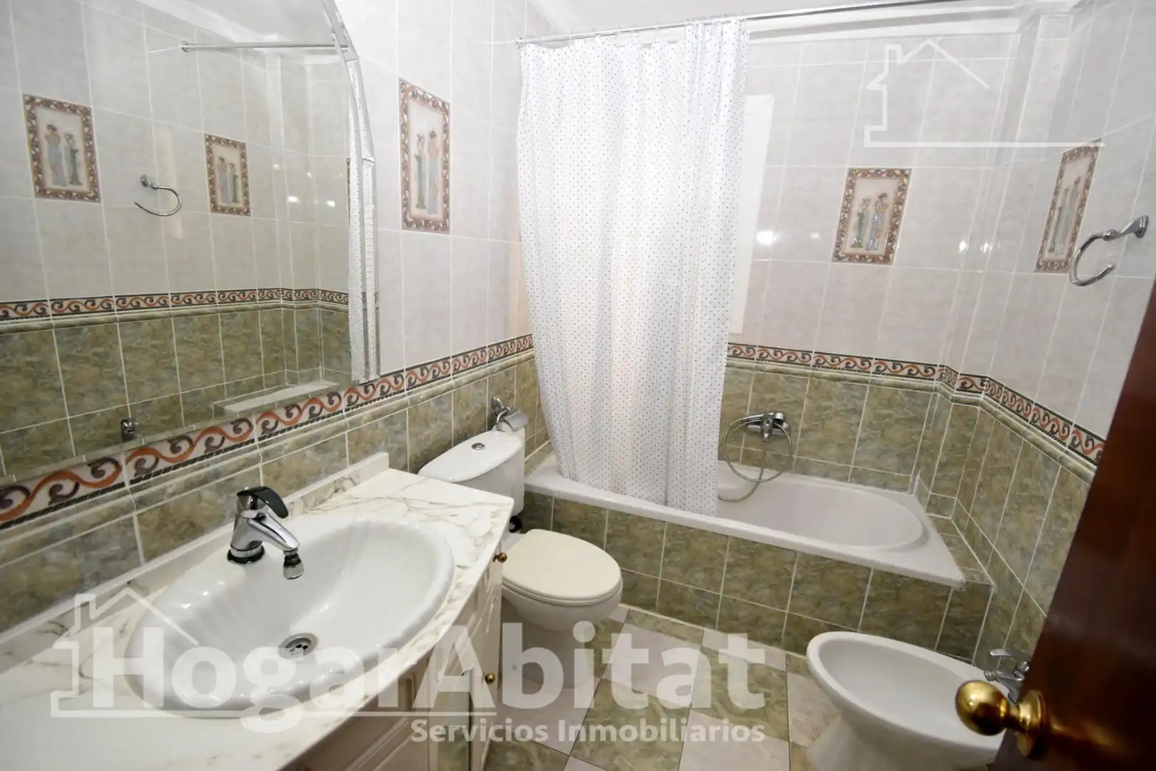 Habitación de Piso en venta en Castellón de la Plana / Castelló de la Plana con Aire acondicionado, Calefacción y Amueblado