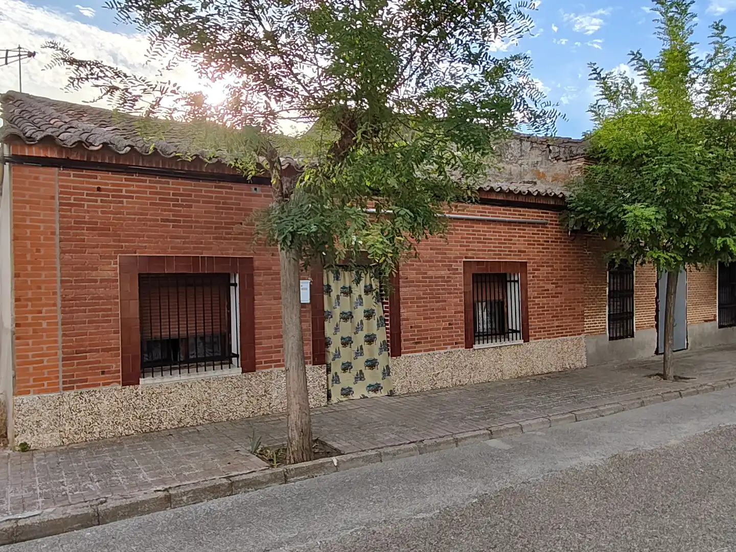 Vista exterior de Casa o xalet en venda en Brahojos de Medina amb Calefacció, Jardí privat i Traster
