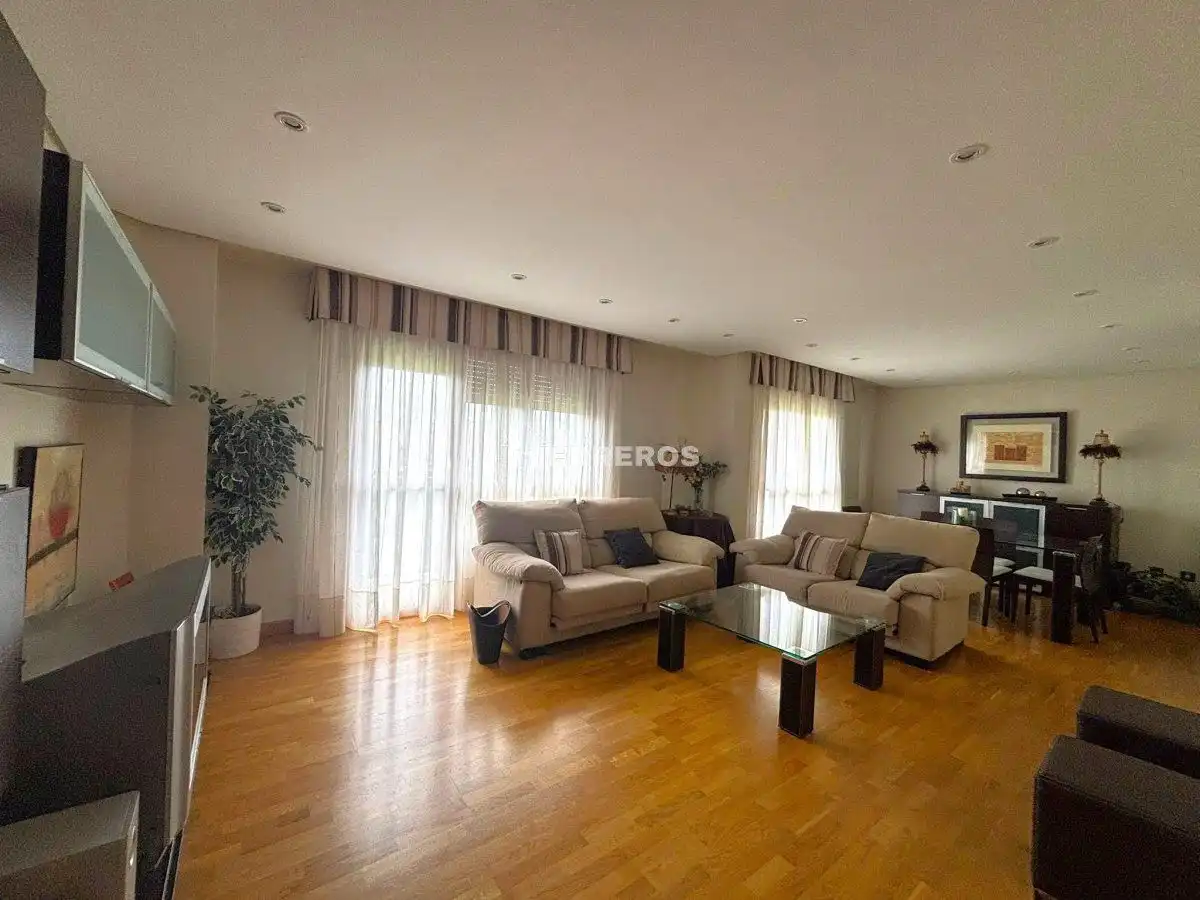 Living room of Flat for sale in  Logroño  with Heating, Parquet flooring and Terrace