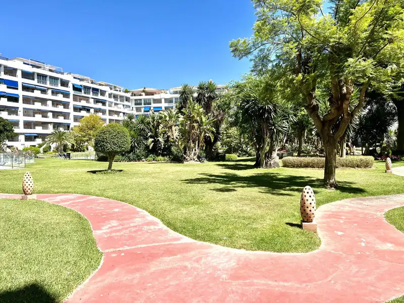 Jardín de Dúplex de alquiler en Estepona con Aire acondicionado, Terraza y Trastero