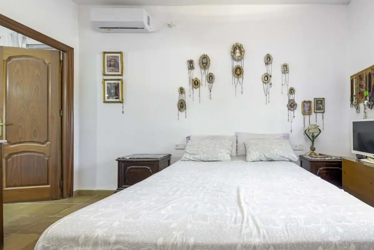 Dormitori de Casa o xalet en venda en Bollullos de la Mitación amb Aire condicionat, Calefacció i Jardí privat