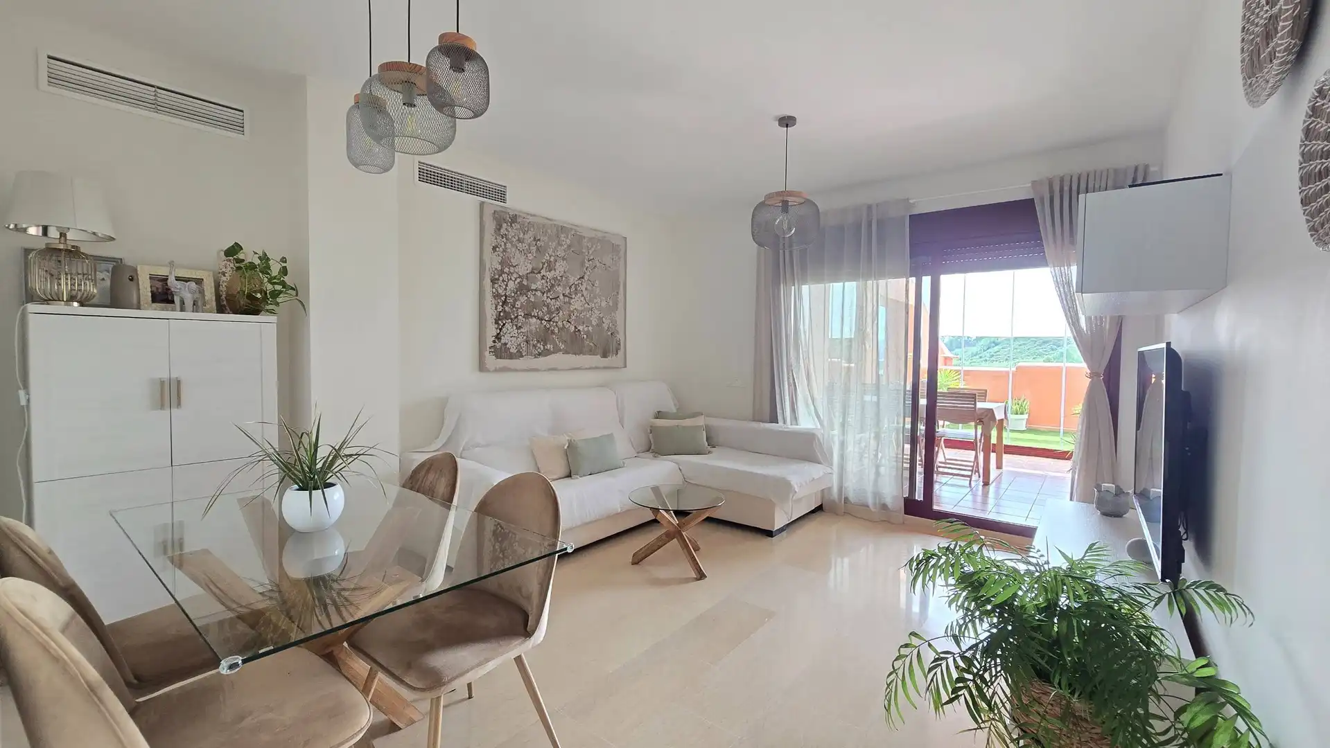 Wohnzimmer von Wohnungen zum Verkauf in Manilva mit Klimaanlage, Privatgarten und Terrasse