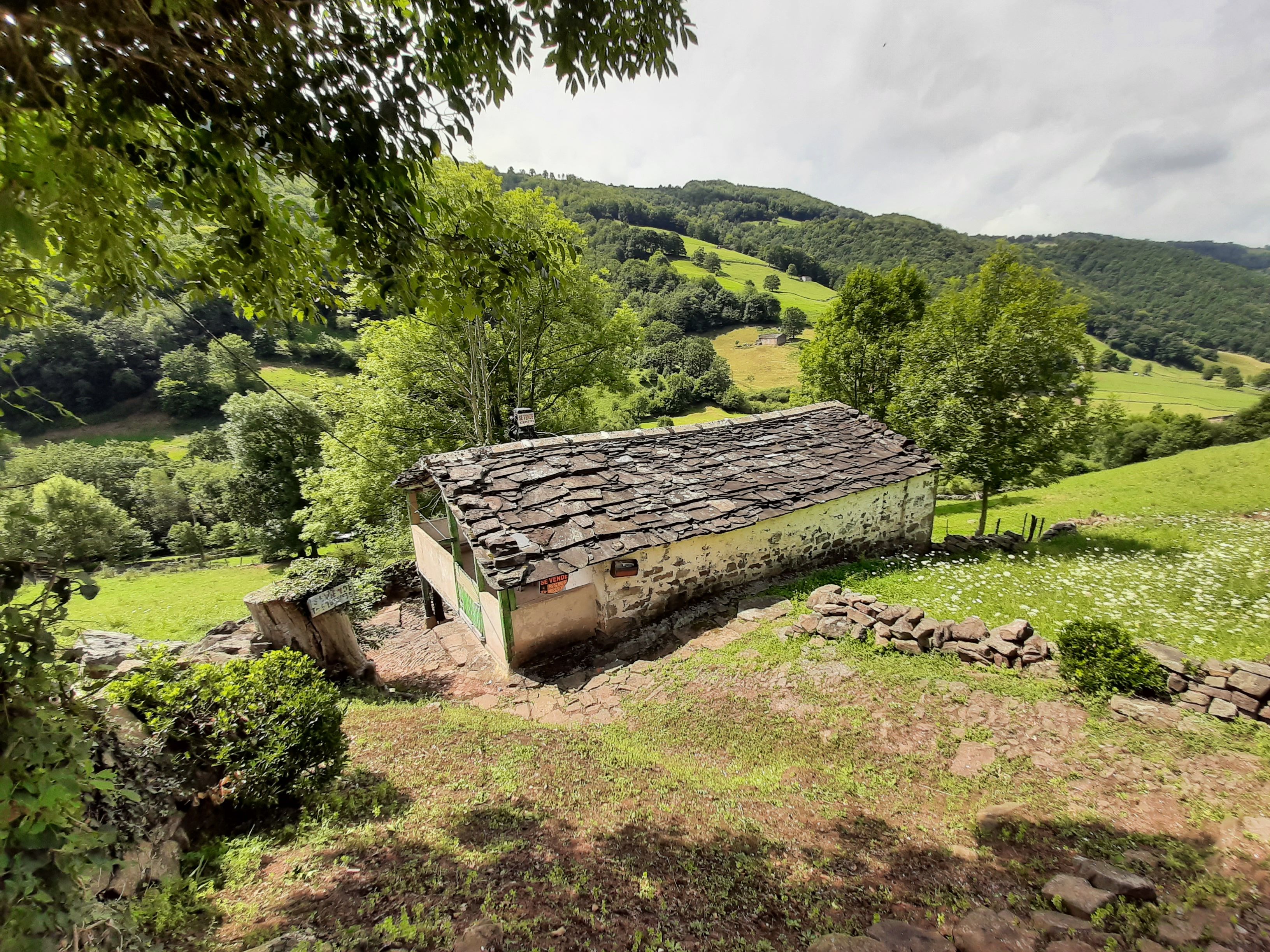Vista exterior de Casa o xalet en venda en Vega de Pas amb Jardí privat, Moblat i Balcó