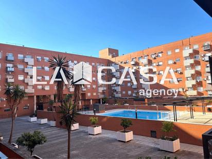 Exterior view of Flat for sale in  Sevilla Capital  with Swimming Pool