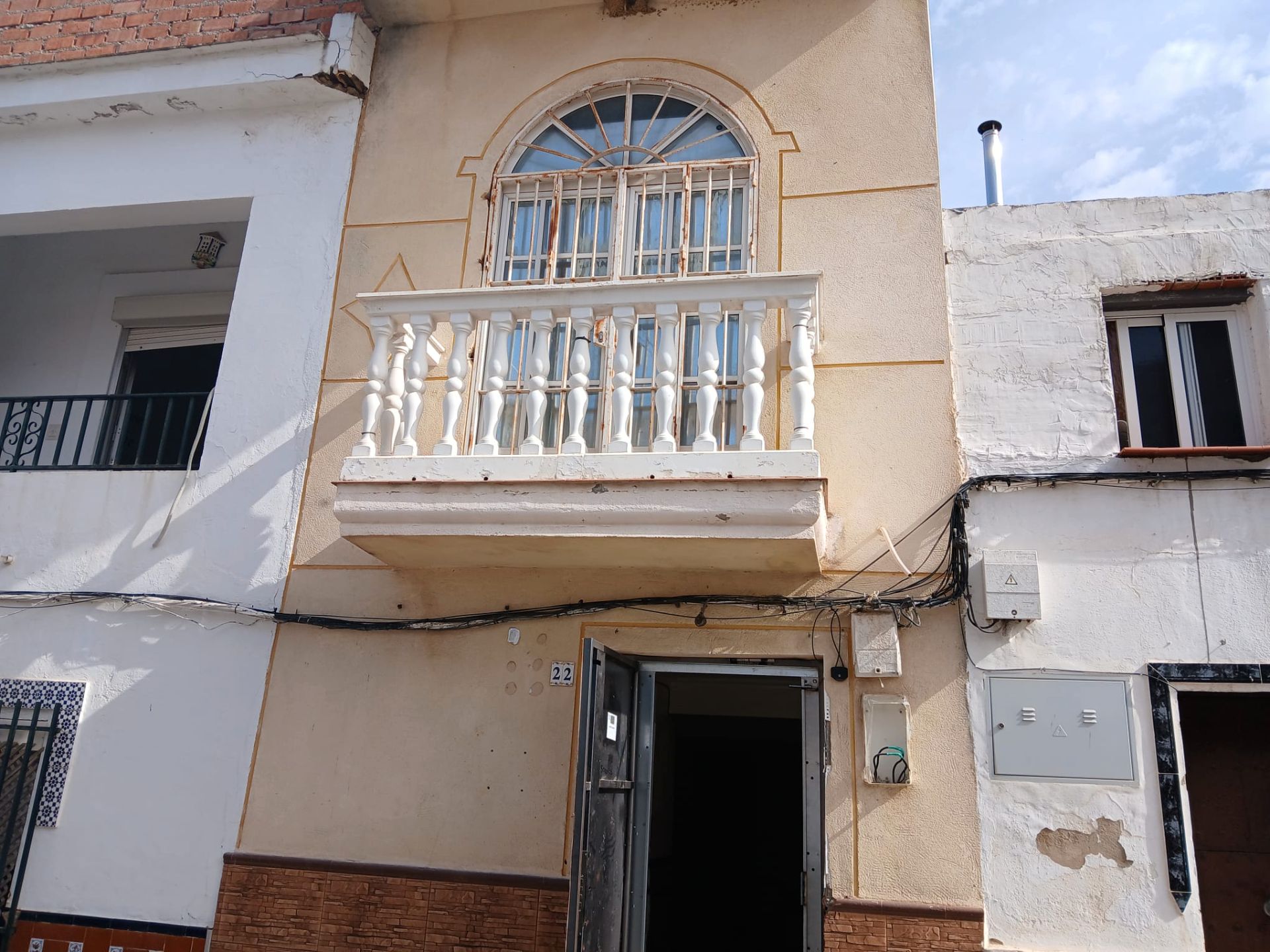 Vista exterior de Casa adosada en venda en Guillena amb Terrassa i Balcó