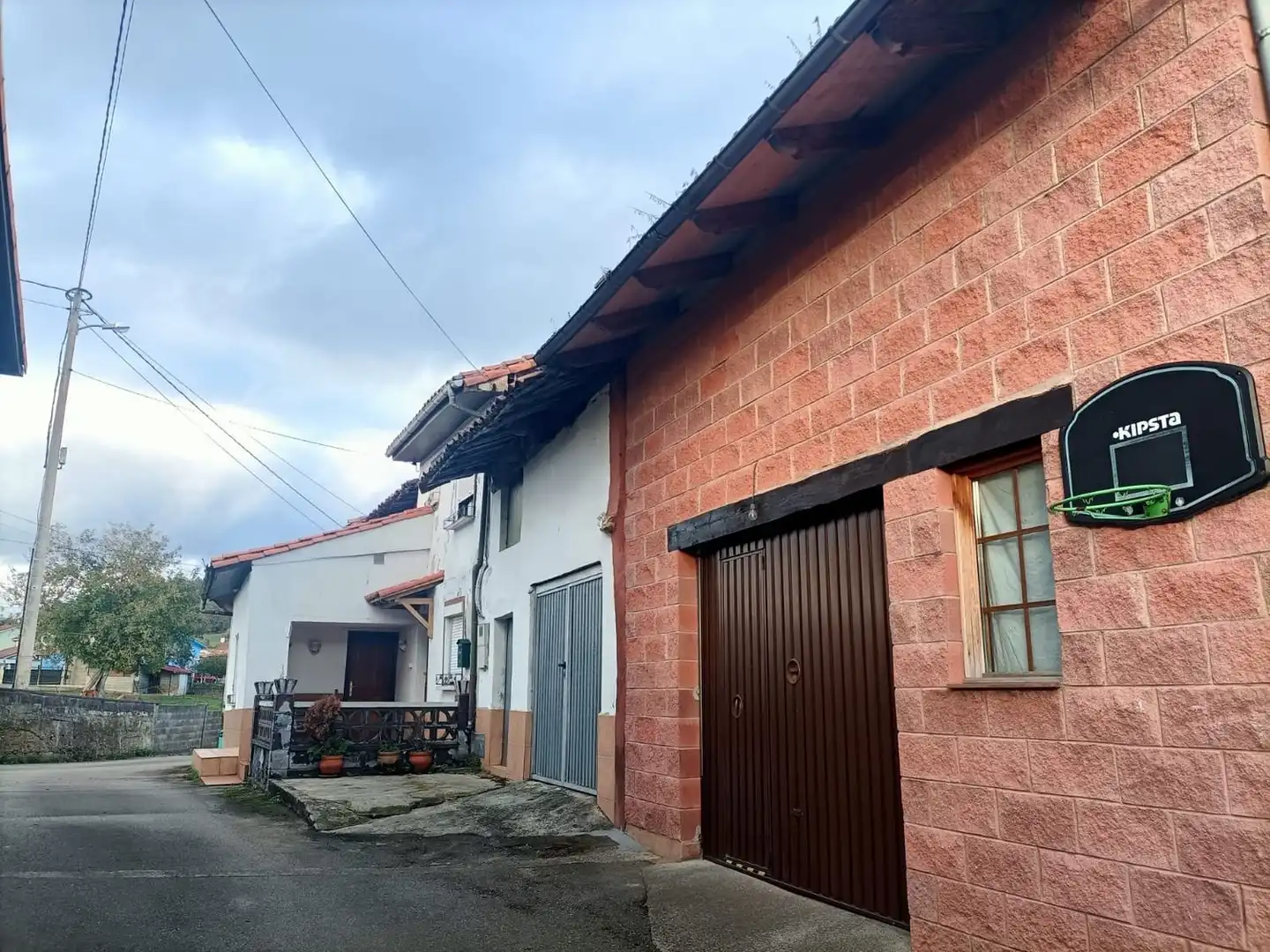 Vista exterior de Casa o xalet en venda en Siero amb Traster i Piscina