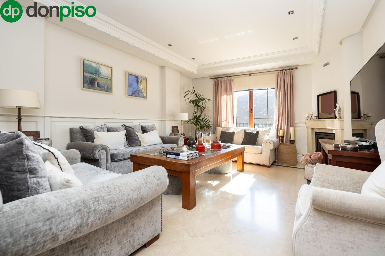 Wohnzimmer von Einfamilien-Reihenhaus zum Verkauf in  Granada Capital mit Klimaanlage, Heizung und Terrasse