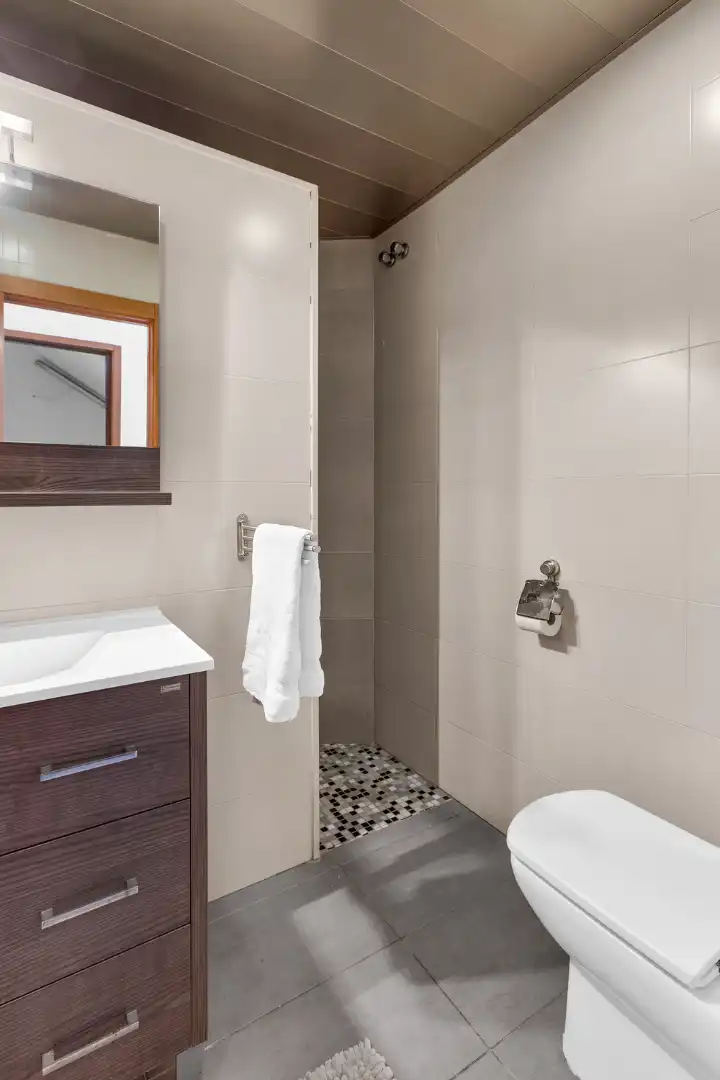 Baño de Casa adosada en venta en Barcelona con Aire acondicionado, Calefacción y Jardín privado
