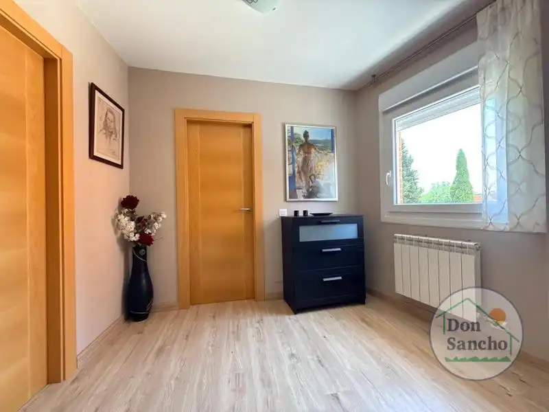 Habitación de Casa adosada en venta en Santovenia de Pisuerga con Calefacción y Terraza