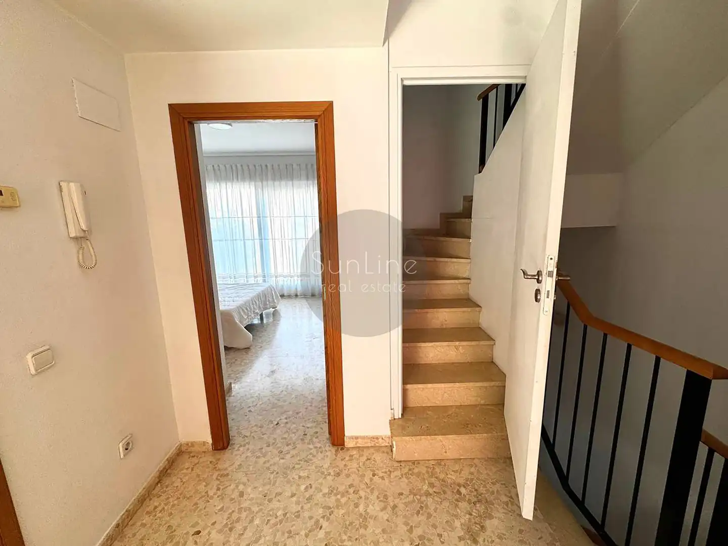 Einfamilien-Reihenhaus zur Miete in Moncada mit Klimaanlage, Privatgarten und Terrasse