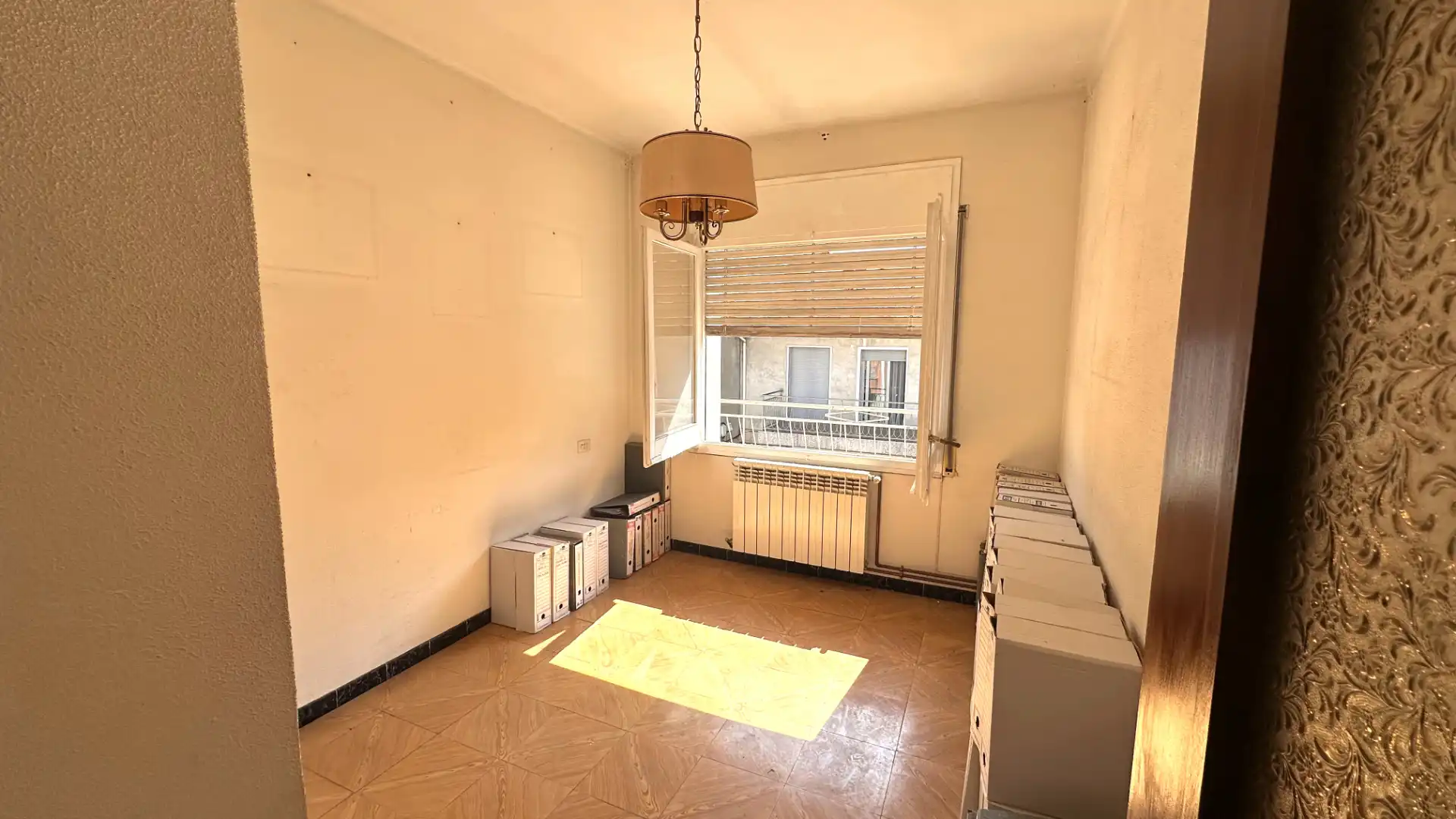 Schlafzimmer von Einfamilien-Reihenhaus zum Verkauf in Sant Joan Les Fonts mit Heizung, Terrasse und Ofen