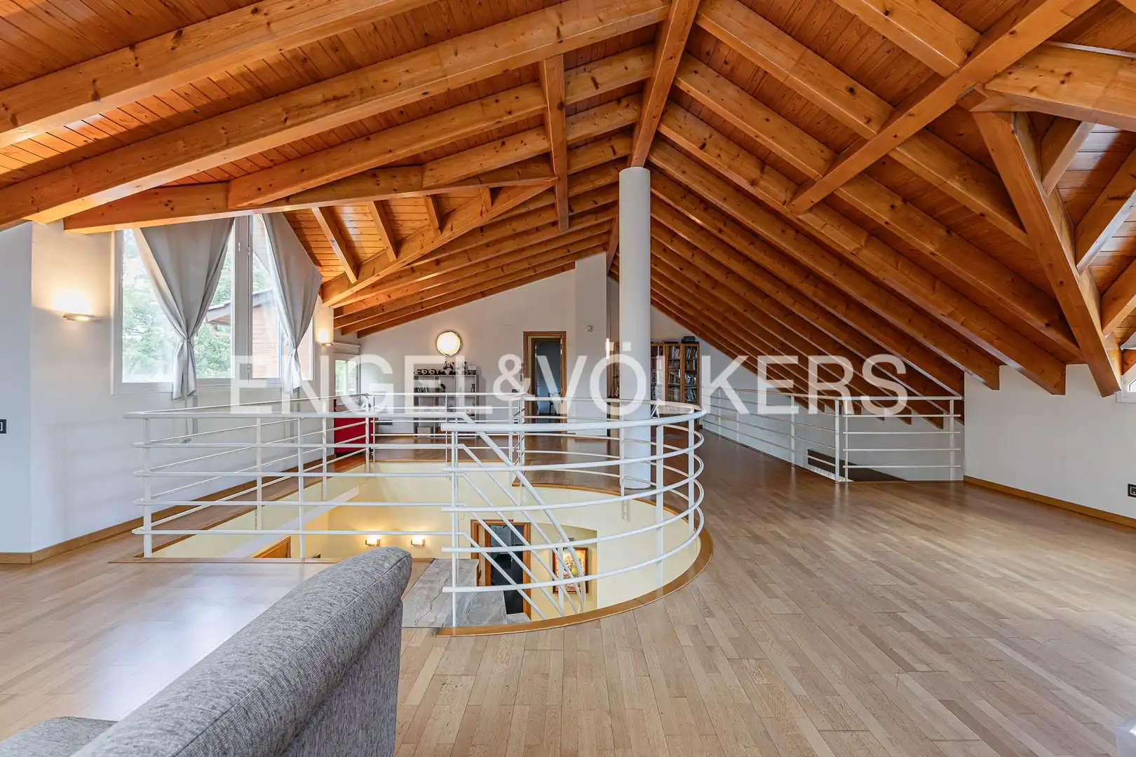 Sala d'estar de Casa o xalet en venda en Sant Cugat del Vallès amb Aire condicionat, Calefacció i Jardí privat