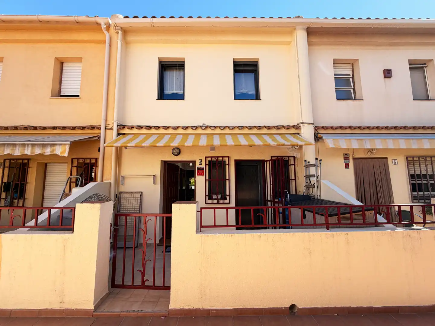 Vista exterior de Casa adosada en venda en Calafell Residencial