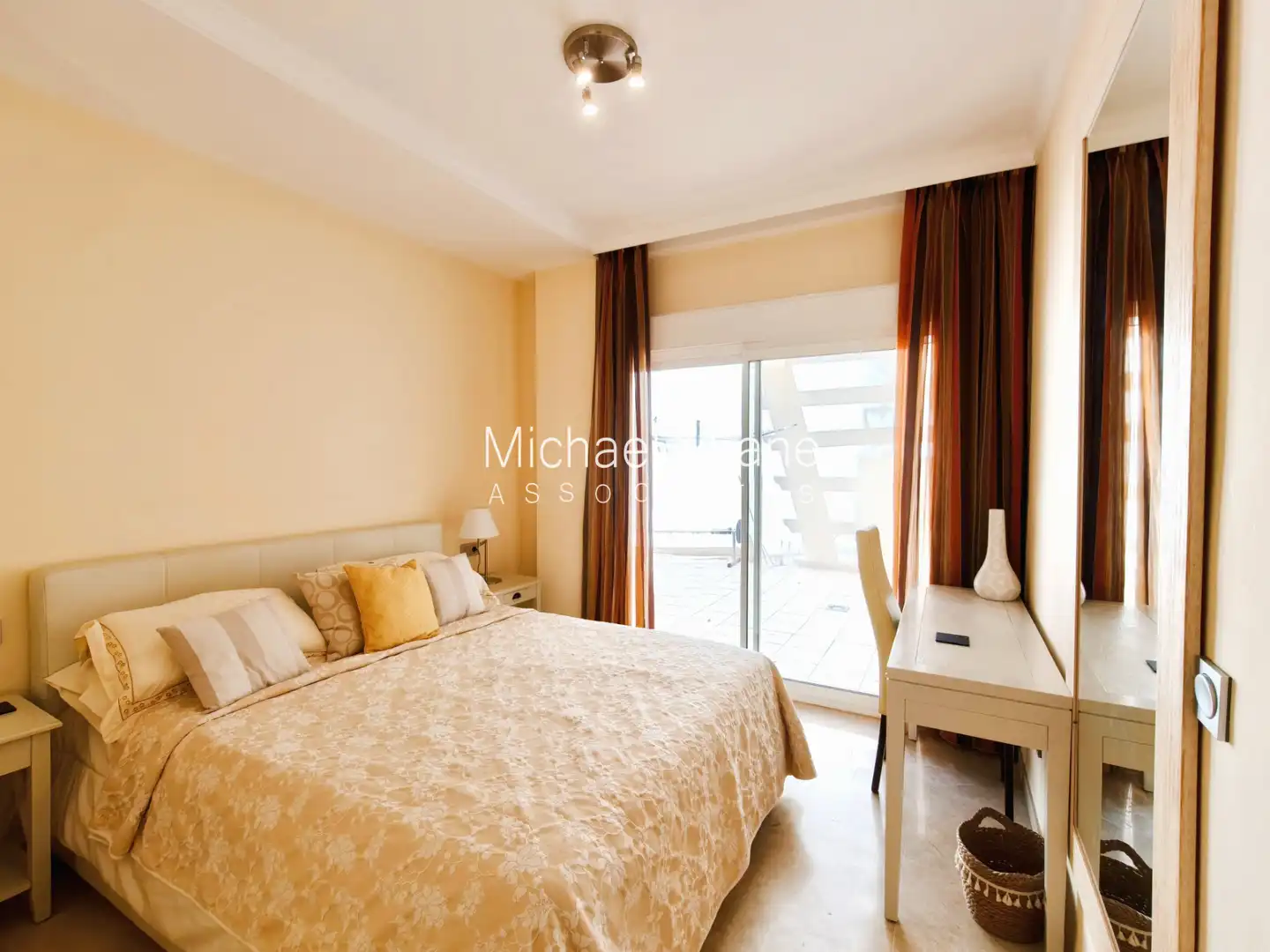 Schlafzimmer von Erdgeschoss zum Verkauf in Sotogrande mit Klimaanlage, Privatgarten und Terrasse