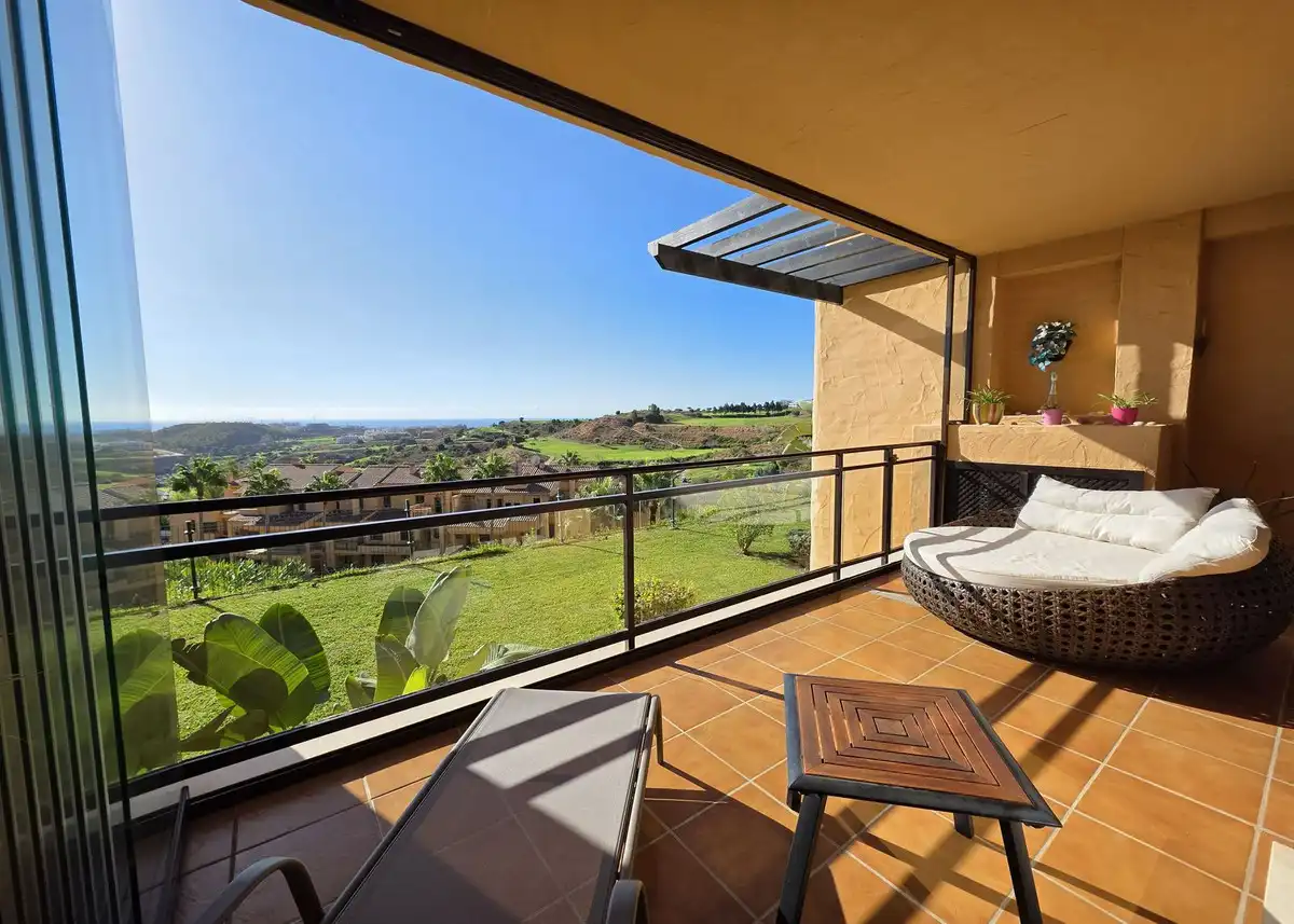 Apartment with pool for sale in Calle Alpandeire 10