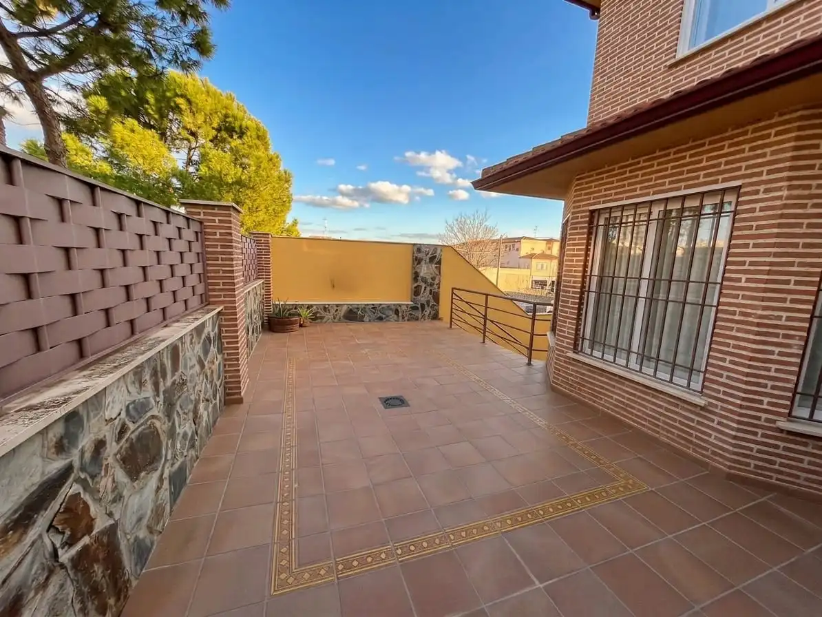 Casa aparellada amb jardí en venda a Calle de Samuel Baltés, imagen 28