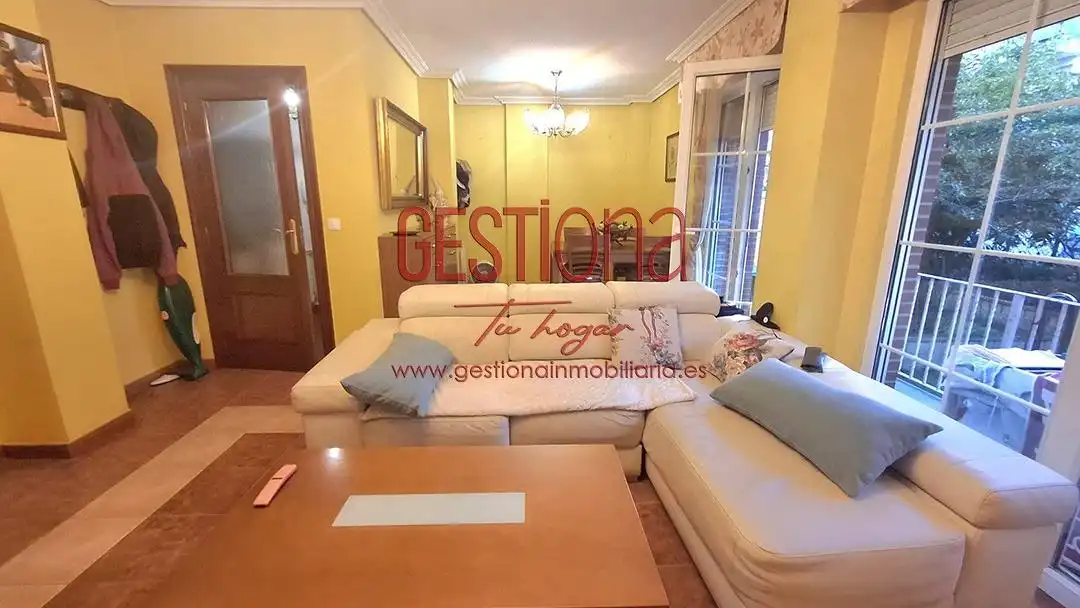 Wohnzimmer von Erdgeschoss zum Verkauf in Castro-Urdiales mit Heizung, Privatgarten und Terrasse