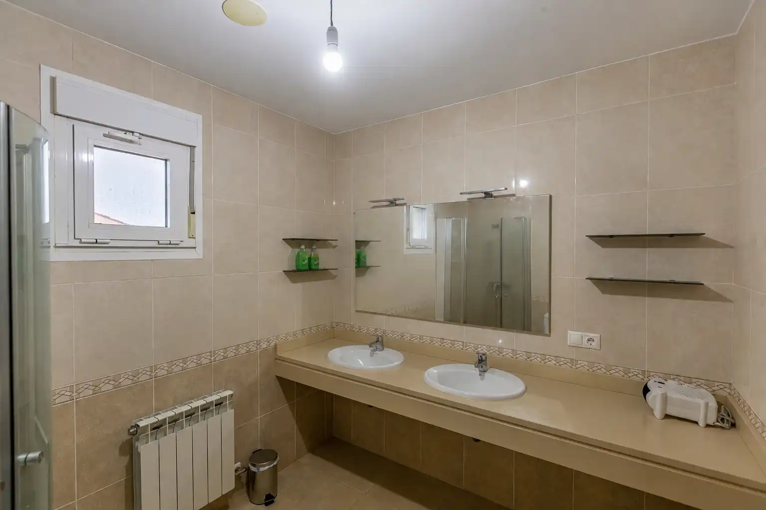 Badezimmer von Haus oder Chalet zum Verkauf in Sanxenxo mit Heizung, Privatgarten und Parkett