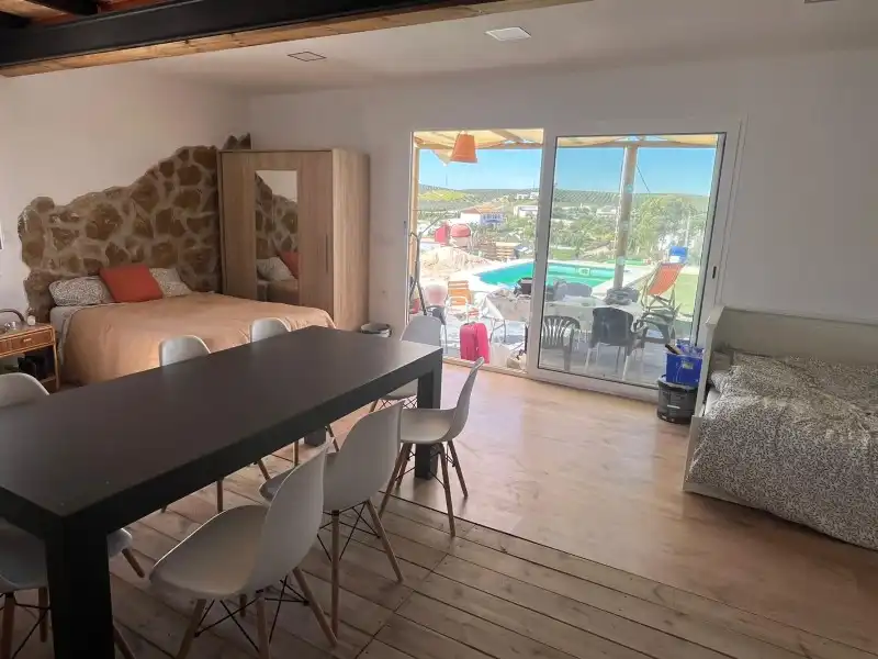 Comedor de Finca rústica de alquiler en Lucena con Aire acondicionado, Lavadora y Microondas