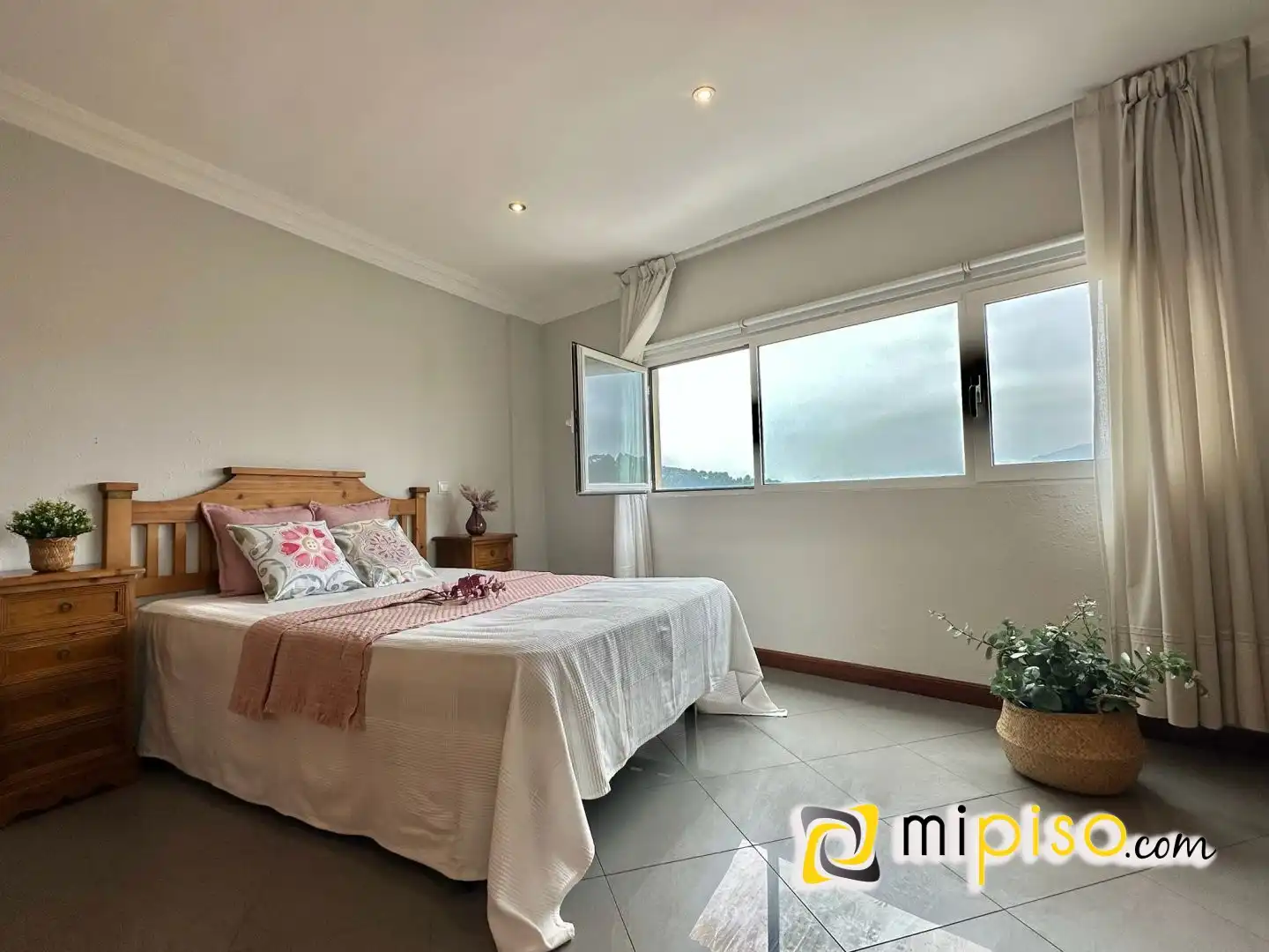 Bedroom of Flat for sale in Laredo  with Furnished