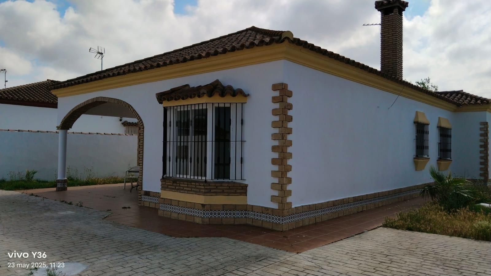 Vista exterior de Casa o xalet en venda en Chiclana de la Frontera amb Jardí privat i Piscina comunitària