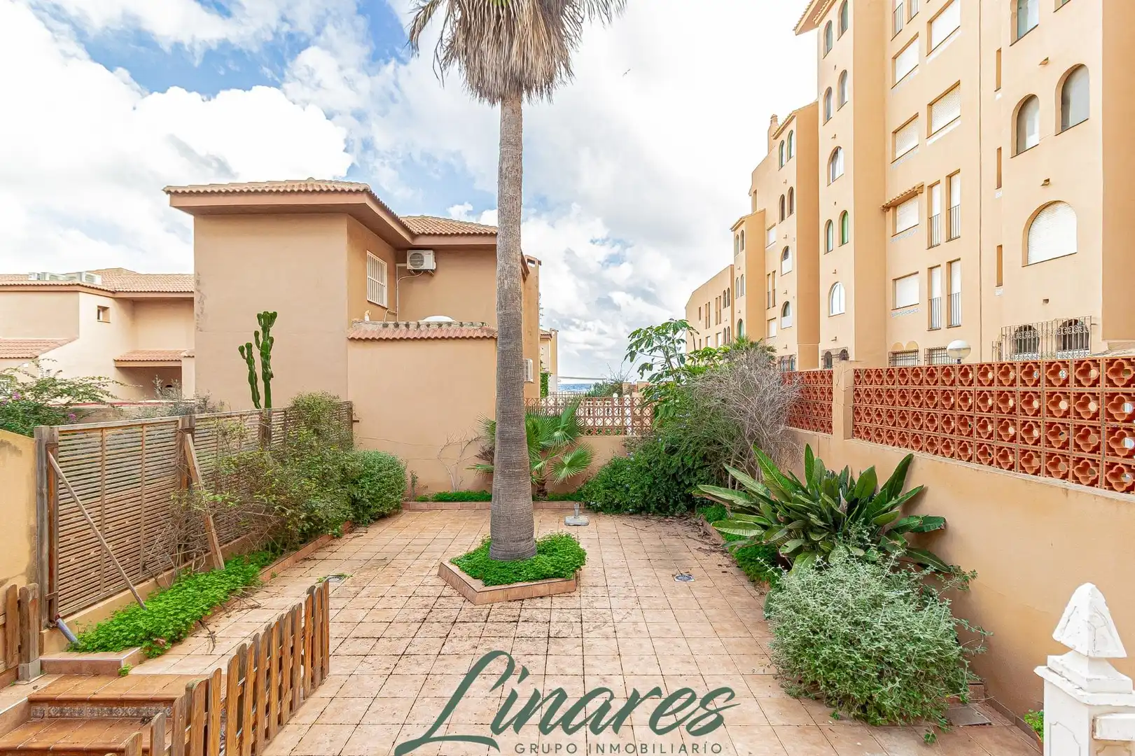 Vista exterior de Casa o xalet en venda en La Manga del Mar Menor amb Aire condicionat, Jardí privat i Terrassa