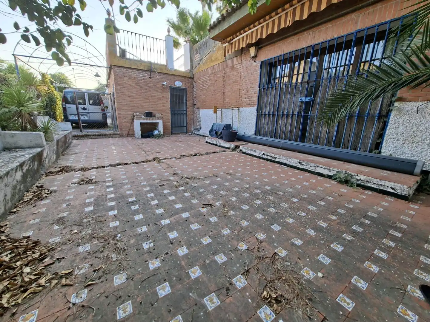 Vista exterior de Casa o xalet en venda en Espartinas amb Aire condicionat, Calefacció i Jardí privat