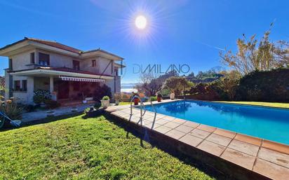 Vista exterior de Casa o xalet en venda en Moaña amb Terrassa i Piscina