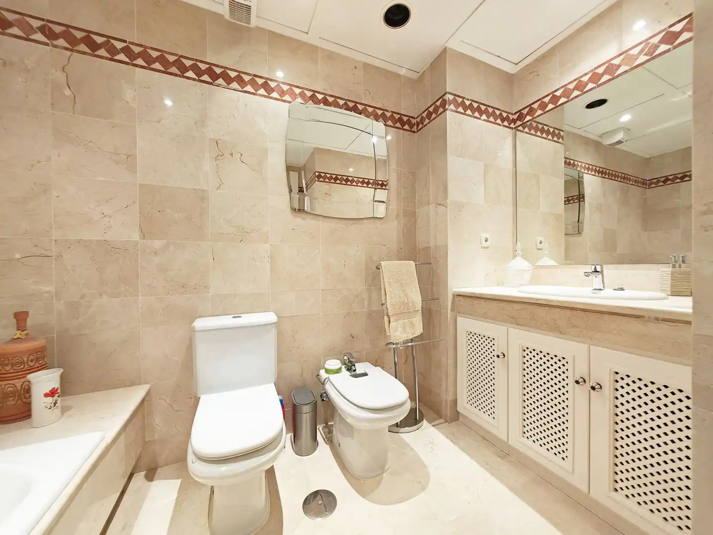 Badezimmer von Wohnungen zum Verkauf in Marbella mit Terrasse, Möbliert und Gemeinschaftspool