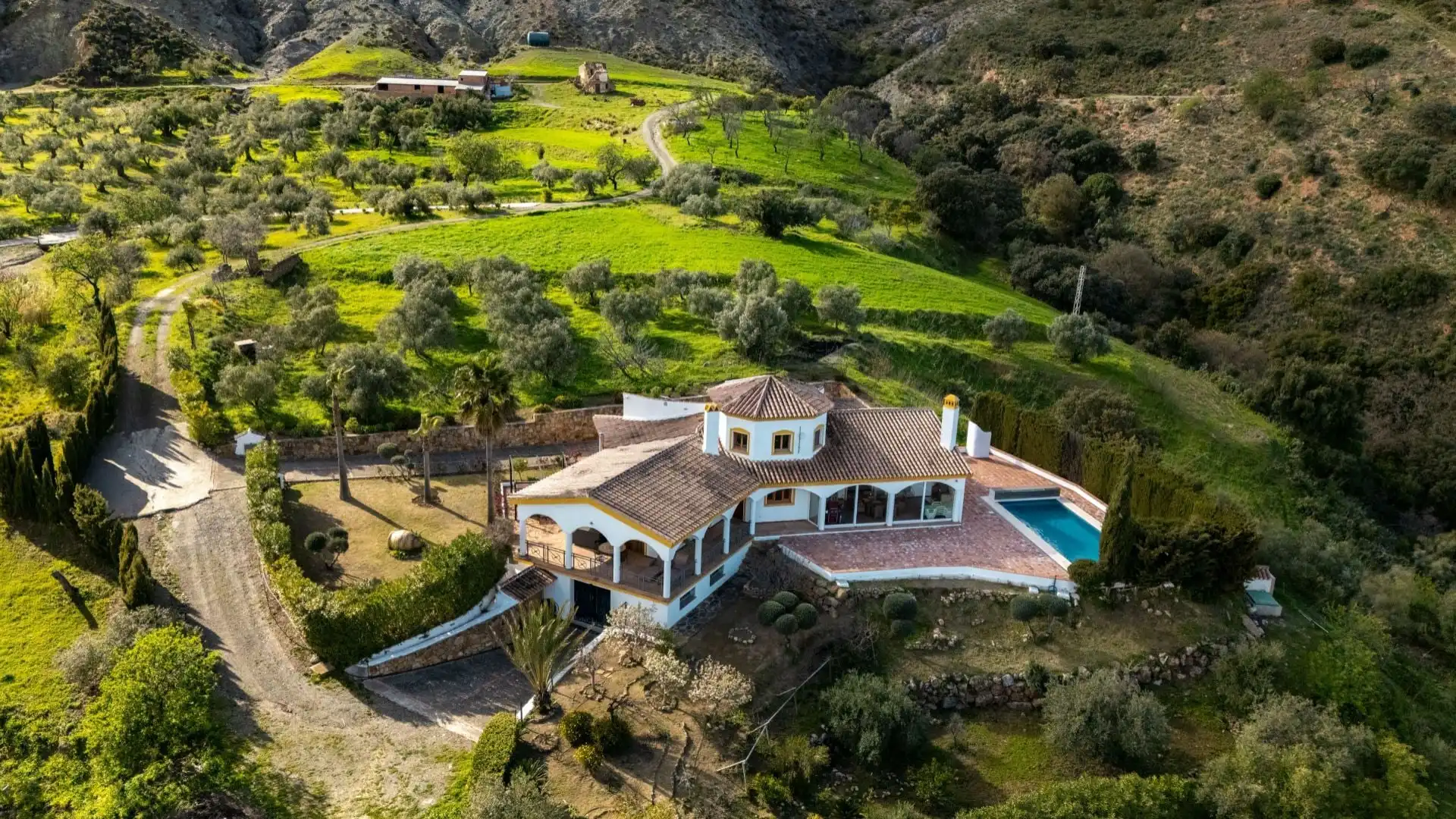 Vista exterior de Finca rústica en venda en Casarabonela amb Calefacció i Piscina